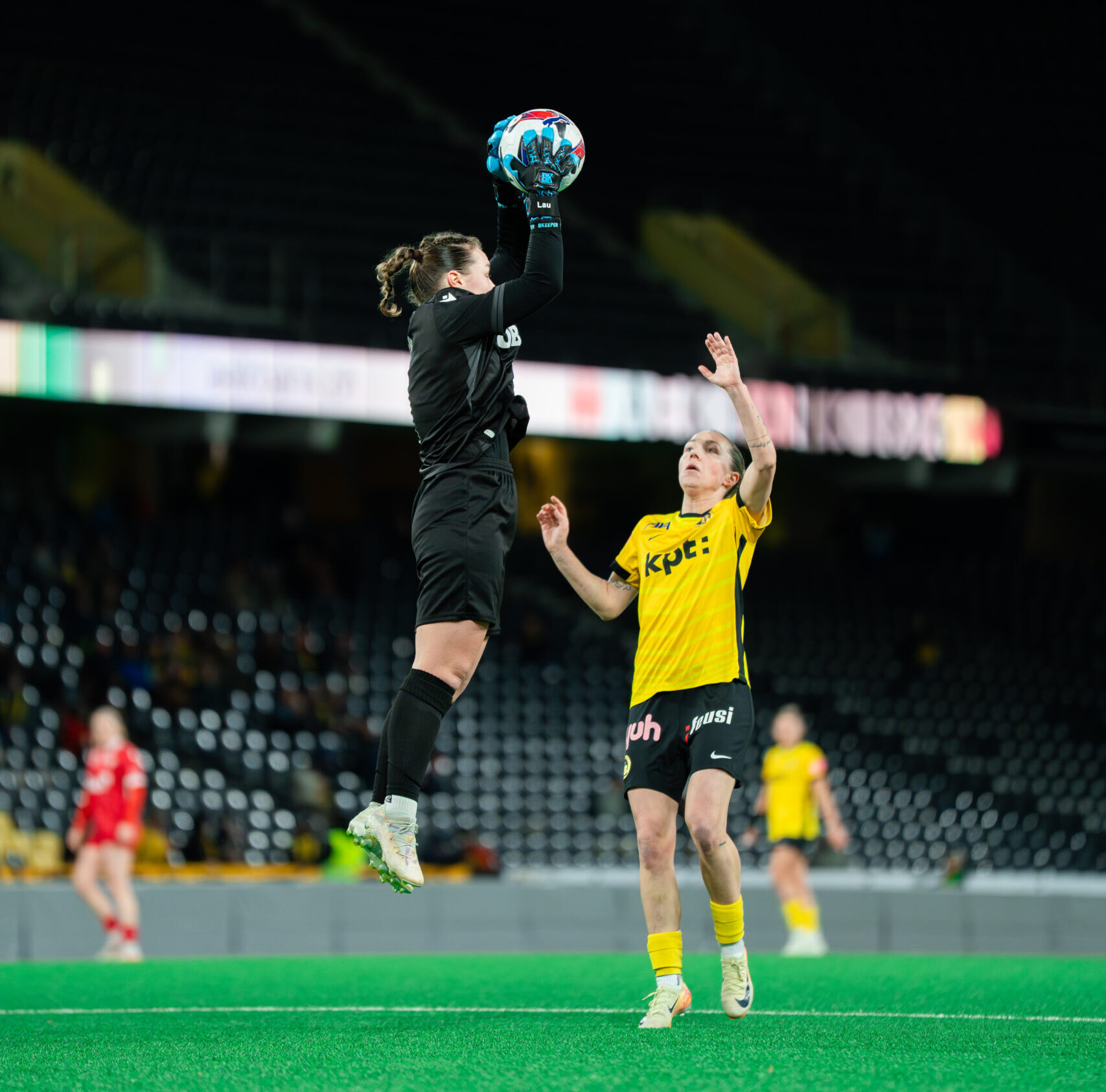 Laura Vogt in goal